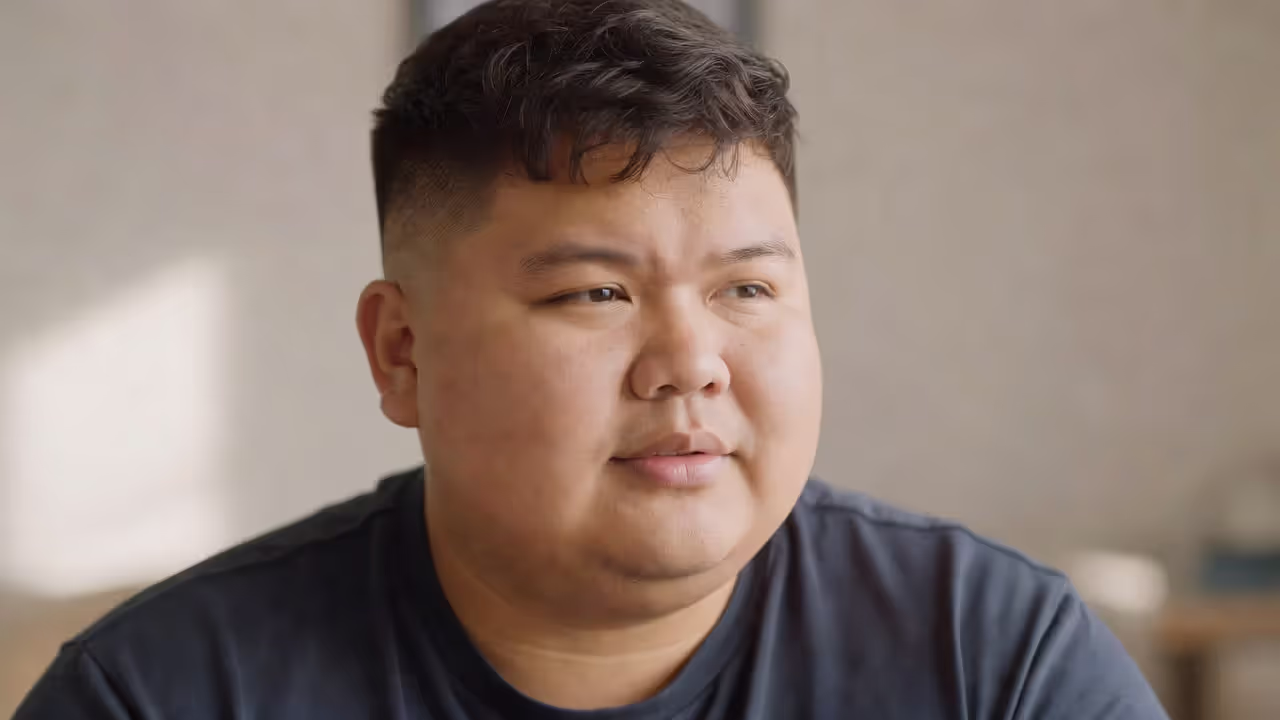 Textured crop hairstyle on a man with a fuller face